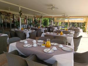 מסעדה או מקום אחר לאכול בו ב-Hotel Jardin del Lago