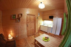 棟布基的住宿－Oaza Dąbek，厨房以及带桌子和冰箱的用餐室
