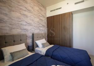 Postel nebo postele na pokoji v ubytování MH-1 BHK with Stunning Canal View in Reva Residence Ref 26005