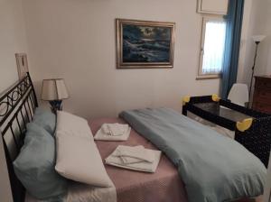 Un dormitorio con una cama con dos servilletas. en Cà Mea, en Alberobello