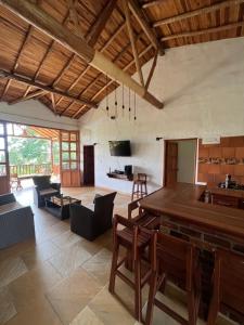 - un grand salon avec une table et des chaises en bois dans l'établissement Villa Higueras, à Barichara