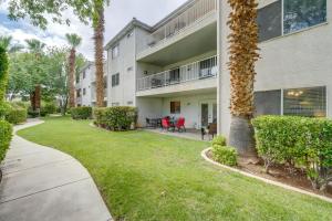 una vista exterior de un edificio con patio en Family-Friendly St George Condo with Community Pools, en St. George