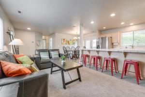 Una cocina y una sala de estar con un sofá y una mesa. en Family-Friendly St George Condo with Community Pools, en St. George