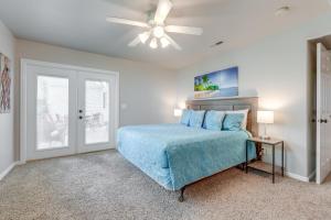 Un dormitorio con una cama y un ventilador de techo. en Family-Friendly St George Condo with Community Pools, en St. George 29 fotos más