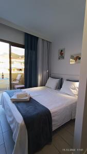 a bedroom with a large white bed and a window at MNG-APART Studia Mareverde D-15 Costa Adeje in Adeje