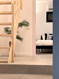 un soggiorno con un letto e una scala e una camera da letto di Florentine modern apartment with cool private terrace a Tel Aviv