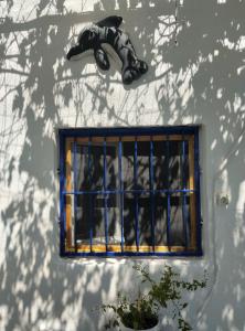 a window on the side of a white building at Villa Απέραντο Γαλάζιο in Samothraki