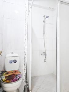 een witte badkamer met een toilet en een douche bij Clover House 2 in Istanbul