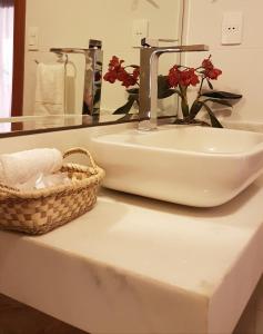 ein Waschbecken mit einem Korb auf der Theke in der Unterkunft Casa Garay Hotel 658 in Asunción
