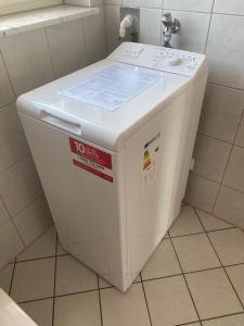 Un petit réfrigérateur blanc est installé dans la salle de bains. dans l'établissement Wohnung Blick auf Herkules, à Cassel