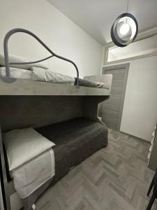 ein Zimmer mit einem Etagenbett mit Licht in der Unterkunft Alloggio Pulcinella 2 Affittacamere in Acerra