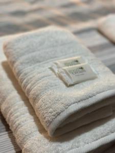 una pila de toallas sentadas sobre una mesa en Casa Valentino en Rafaela