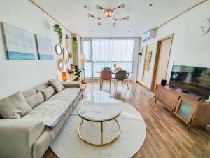 un soggiorno con divano e TV di Fall in the view a Seul