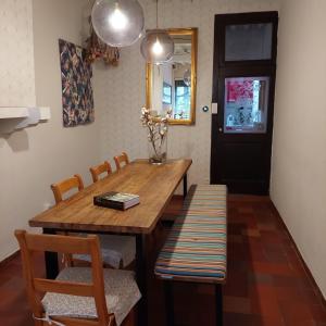 ein Esszimmer mit einem Holztisch und Stühlen in der Unterkunft Zuiderzin in Antwerpen