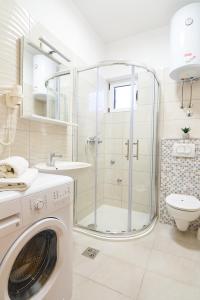 ザブラチェにあるApartmani Marta i Frankaのバスルーム(洗濯機、シャワー付) +57枚の写真