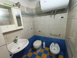 een badkamer met een toilet en een wastafel bij Casa Villaggio Moresco basso in Peschici