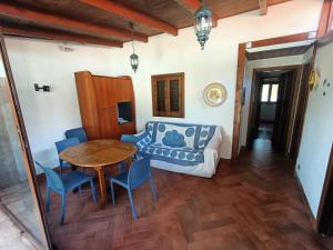 een woonkamer met een tafel en een bank bij Casa Villaggio Moresco basso in Peschici