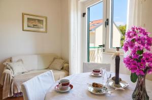 ザブラチェにあるApartmani Marta i Frankaの紫花瓶のテーブル