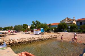 ザブラチェにあるApartmani Marta i Frankaの海水浴場で遊ぶ人々