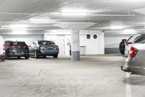 un garaje con varios coches aparcados en él en Apartments by Jutlandia, en Frederikshavn