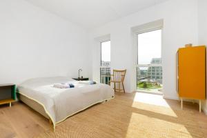 1 dormitorio con 1 cama, escritorio y ventanas en Udsigt til 20.000.000 DKK - m.plads til 6 personer, en Copenhague