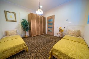 ヴィリニュスにあるCozy apartment in Santariškėsのベッドルーム1室(ベッド2台、鉢植え付)