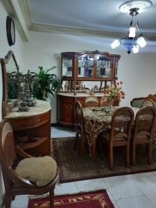 ein Esszimmer mit einem Tisch, Stühlen und einem Spiegel in der Unterkunft Apartment For Rent at Gamal Abdelnasser Street directly near from the sea in Alexandria