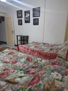 ein Schlafzimmer mit 2 Betten und Bildern an der Wand in der Unterkunft Apartment For Rent at Gamal Abdelnasser Street directly near from the sea in Alexandria