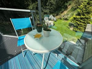 einen weißen Tisch und Stühle auf dem Balkon in der Unterkunft Pöstlingbergoase in Linz