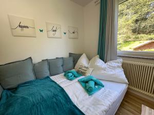ein Bett mit Handtüchern auf dem Zimmer in der Unterkunft Pöstlingbergoase in Linz