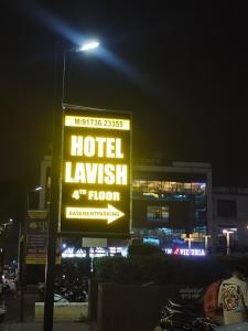 um sinal para um átrio de hotel à noite em HOTEL LAVISH em Ahmedabad