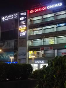 um edifício com placas ao lado à noite em HOTEL LAVISH em Ahmedabad