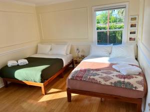 佩塔卢马Spacious Renovated Petaluma Home- Pool Table, Fire Pit, Parking的房间里有两张并排的床