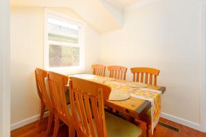 Spacious Renovated Petaluma Home- Pool Table, Fire Pit, Parking的休息区