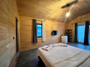 Casaba otels في كاس: غرفة نوم بسرير كبير في غرفة
