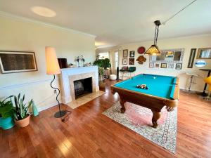 Spacious Renovated Petaluma Home- Pool Table, Fire Pit, Parking内的一张台球桌