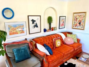 Spacious Renovated Petaluma Home- Pool Table, Fire Pit, Parking的休息区