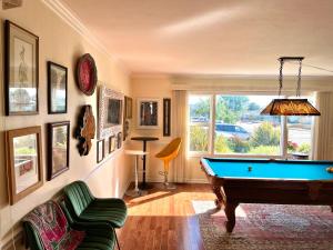佩塔卢马Spacious Renovated Petaluma Home- Pool Table, Fire Pit, Parking的带台球桌和椅子的客厅 更多27张照片