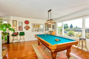 Spacious Renovated Petaluma Home- Pool Table, Fire Pit, Parking内的一张台球桌