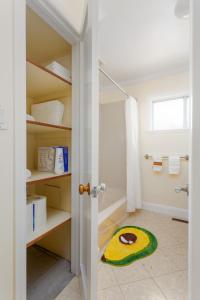 Spacious Renovated Petaluma Home- Pool Table, Fire Pit, Parking客房内的一张或多张床位