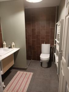 La salle de bains est pourvue de toilettes et d'un lavabo. dans l'établissement La rose des sable, à Garges-lès-Gonesse