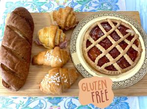 a cutting board with a pie and pastries on it at OAK TREE 114 BnB in Castelfidardo