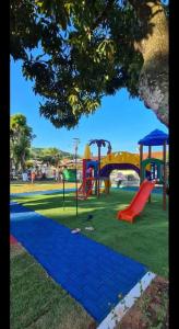 Children's play area sa Casa com piscina de frente para lagoa