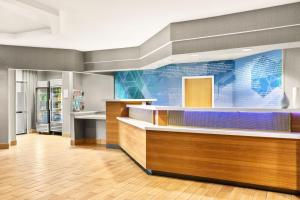 um lobby de um hospital com uma recepção em SpringHill Suites Boston Andover em Andover