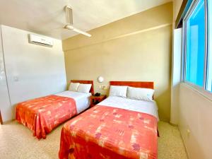 Postel nebo postele na pokoji v ubytování Hotel Delfines - a 2 calles del Acuario Veracruz