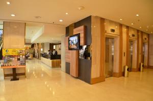 een lobby van een winkelcentrum met een tv erin bij Hotel Grand Pacific in Singapore