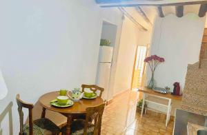 ein Esszimmer mit einem Tisch und Stühlen in einem Zimmer in der Unterkunft Casa El Cerro in Villacarrillo
