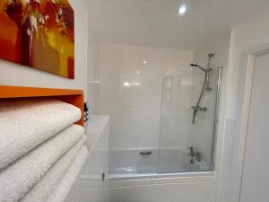 y baño con ducha con cabina de ducha de cristal. en Peloton Organic Health Apartment in Angel, Old Street, Islington, en Londres 56 fotos más