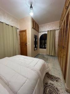 - une chambre avec un grand lit blanc dans l'établissement Villa Essaouira, à Essaouira