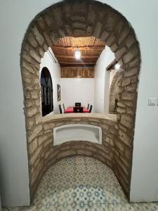 La salle de bains est pourvue d'une voûte en pierre et d'une baignoire. dans l'établissement Villa Essaouira, à Essaouira